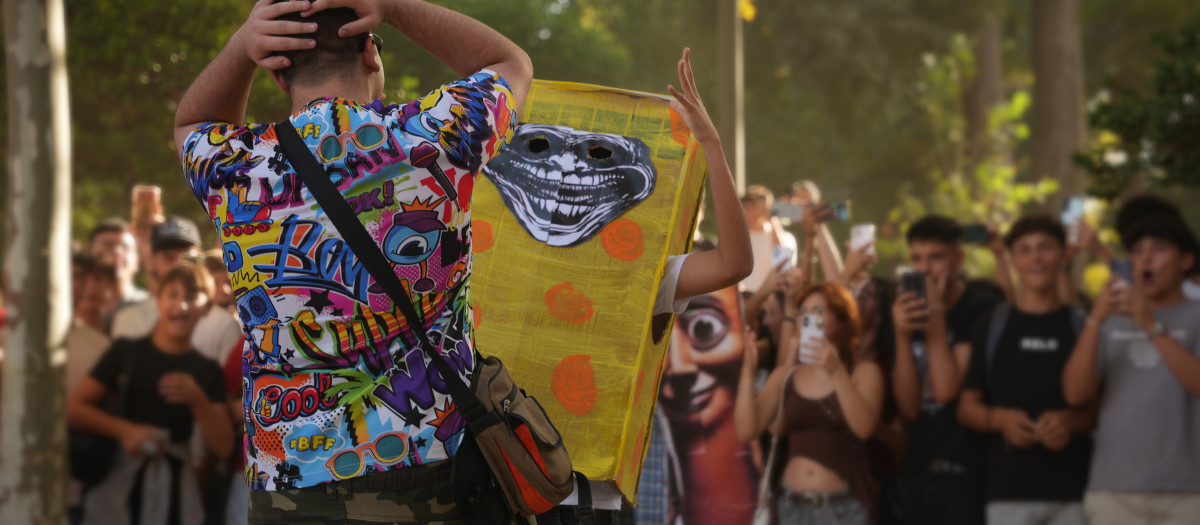 Jóvenes participan en la batalla de 'farmear aura' en Sevilla
