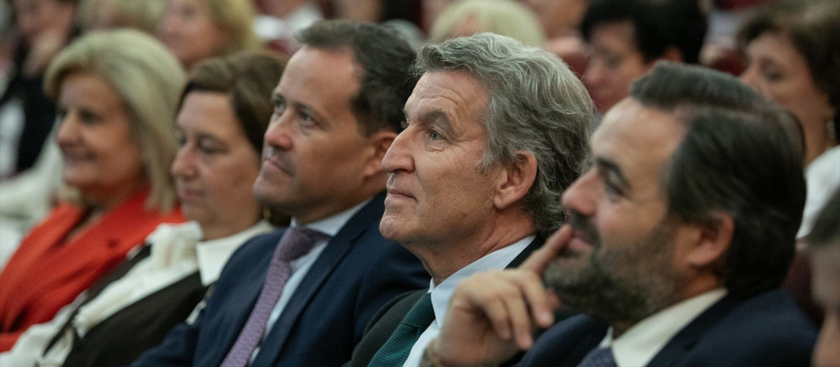El presidente del PP, Alberto Núñez Feijóo, sentado entre el alcalde de Toledo, Carlos Velázquez, y el presidente regional del partido, Paco Núñez