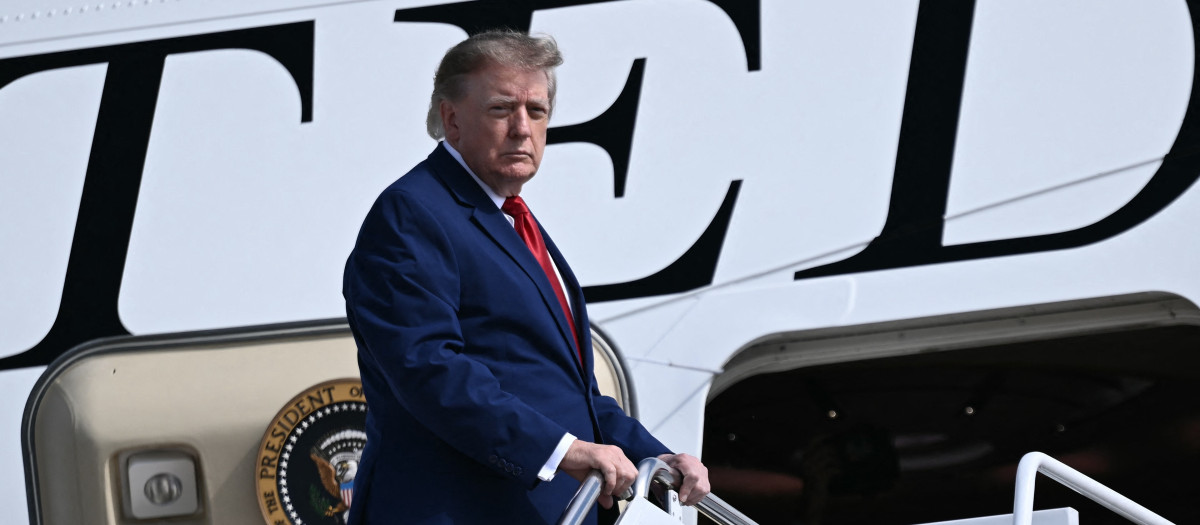 El presidente de EE.UU. Donald Trump subiendo al Air Force One