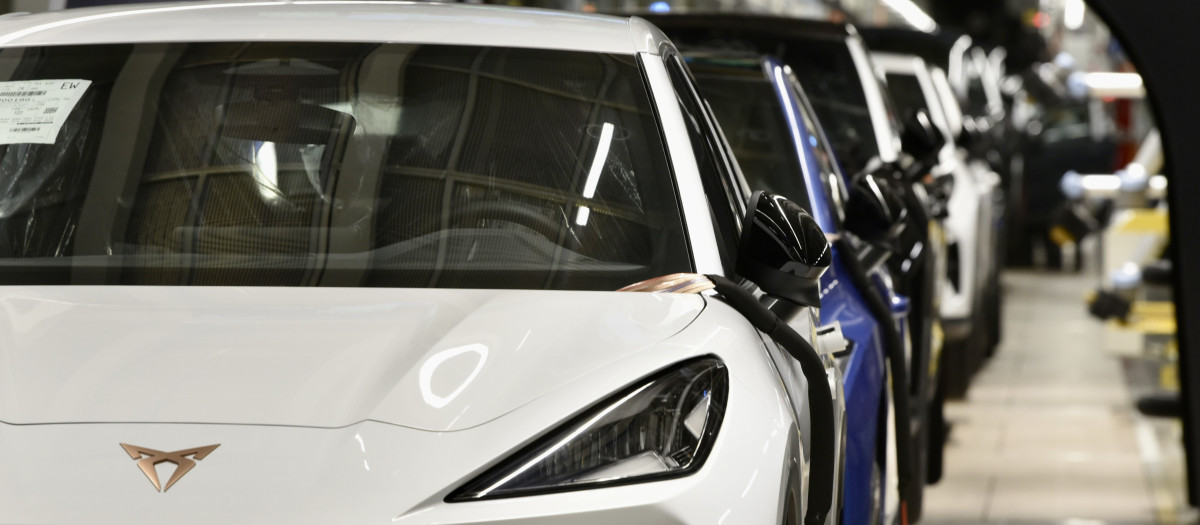 Vehículos en la cadena de montaje de la planta automovilística de SEAT