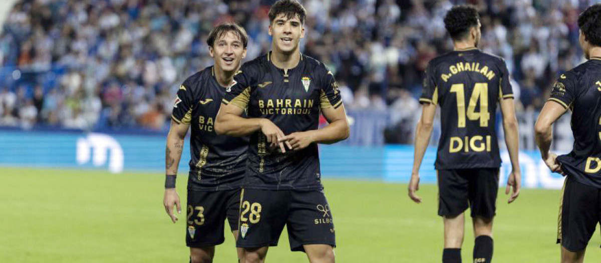 Eder García celebra junto a Carracedo, su asistente, el 0-1 decisivo en Butarque