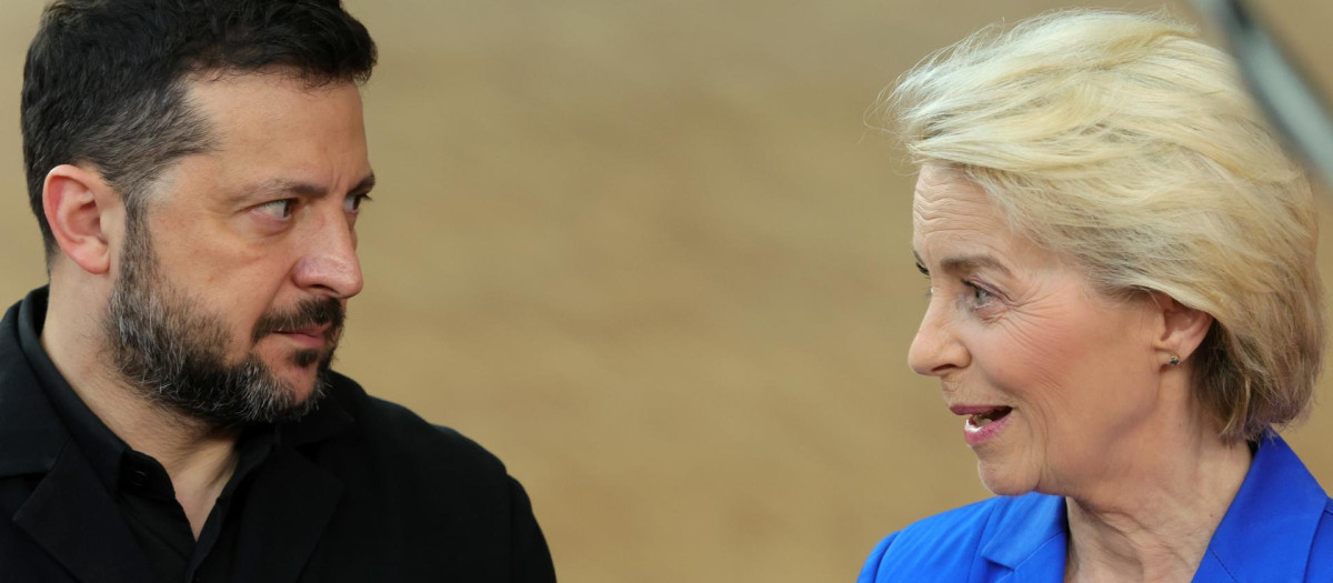 El presidente de Ucrania, Volodimir Zelenski, observa con gesto serio a la presidenta de la Comisión Europea, Ursula Von der Leyen