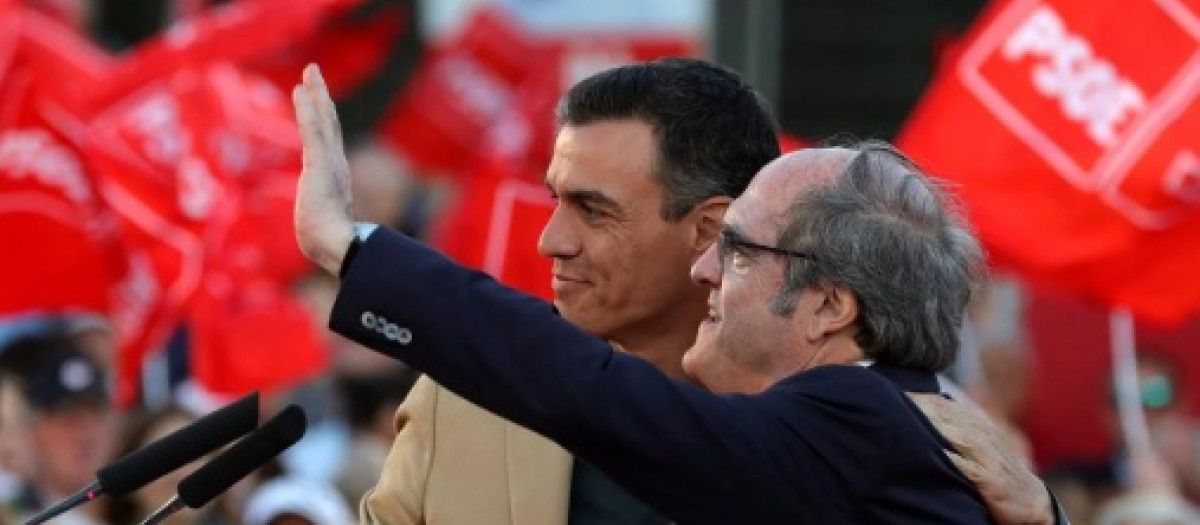 El presidente del Gobierno, Pedro Sánchez, con el Defensor del Pueblo, Ángel Gabilondo, en imagen de archivo