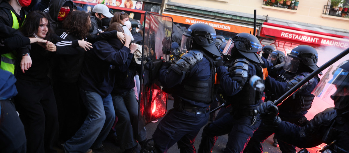Manifestantes franceses chocan con la policía en París