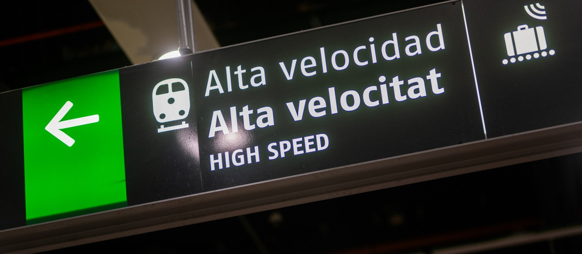 Un cartel indica la dirección de los trenes de alta velocidad en la estación de Barcelona-Sants, a 9 de marzo de 2025, en Barcelona, Catalunya (España). Cargos del Ministerio y la Conselleria de Territorio de la Generalitat y los presidentes de Renfe y Adif se han reunido para discutir sobre las incidencias ferroviarias de esta semana. La reunión se produce tras la huelga en marzo y abril por parte de los comités de empresa del operador Renfe y del gestor de infraestructuras ferroviarias Adif, en protesta por las decisiones que se están tomando para traspasar el servicio de cercanías a la administración catalana.

Lorena Sopêna / Europa Press
09 MARZO 2025;INCIDENCIAS;FERROVIARIAS;RENFE;ADIF;RODALIES;TREN;REUNIÓN;RECURSOS
09/3/2025