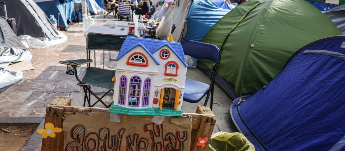 Imagen de la acampada por la vivienda de Valencia