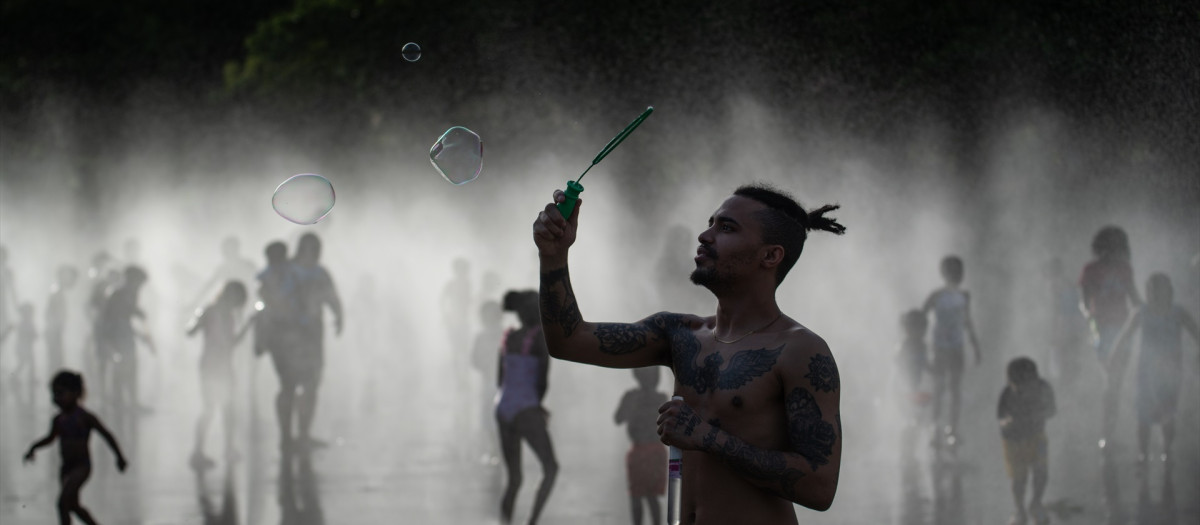 Varias personas se refrescan en las fuentes de Madrid Río
