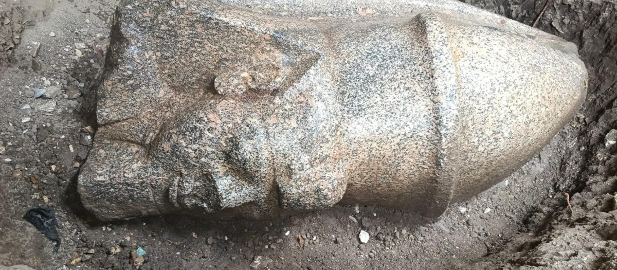 El Ministerio de Turismo y Antigüedades egipcio ha descubierto dos estatuas colosales que podrían pertenecer al rey Ramsés II