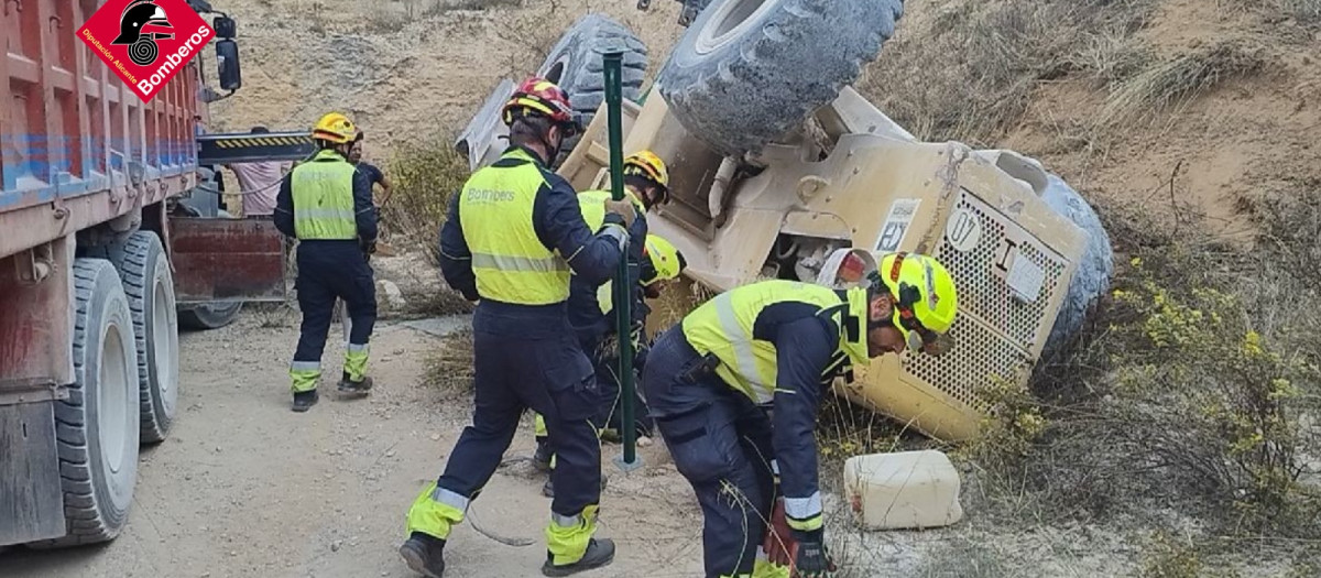 Labores de los bomberos en el accidente mortal en Castalla (Alicante)