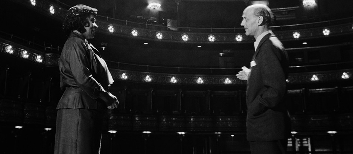 Rudolf Bing da la bienvenida a Marian Anderson al escenario de la Metropolitan Opera (1954)