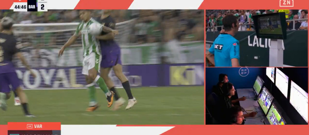 Pantallazo de la acción por mano del Cucho Hernández que anuló el 2-2 del Betis