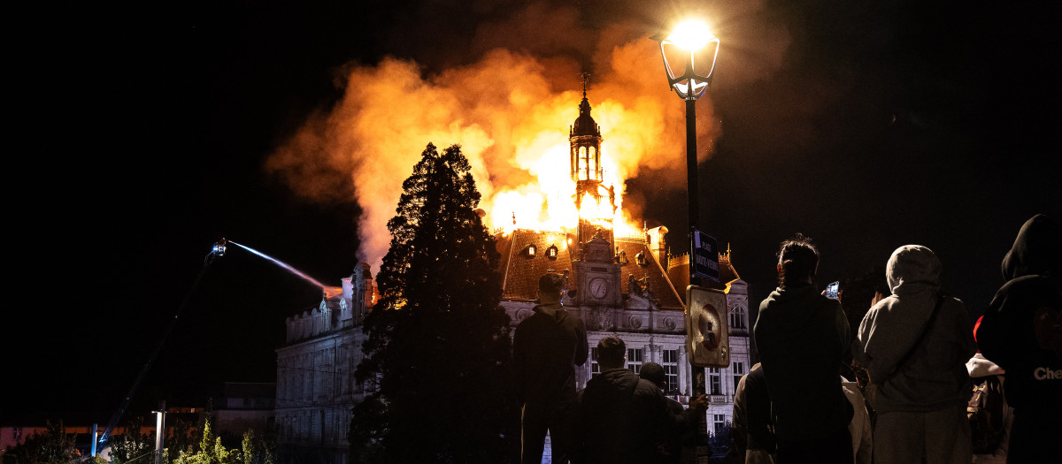 Durante la manifestación del 17 de octubre en Limoges, los manifestantes incendiaron el ayuntamiento de Limoges, en el departamento de Haute-Vienne, en la región francesa de Nueva Aquitania, el 17 de octubre de 2026