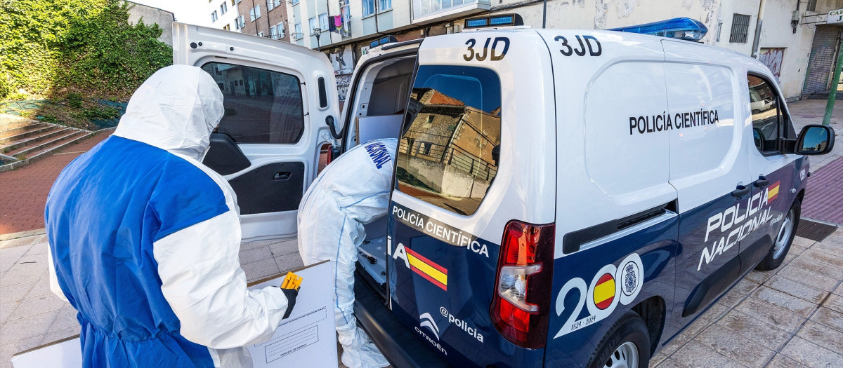 Agentes de la Policía científica recogen pruebas en el edificio de Burgos donde apareció muerta una anciana de 83 años