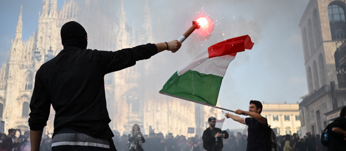 Manifestantes en la plaza del Duomo de Milán