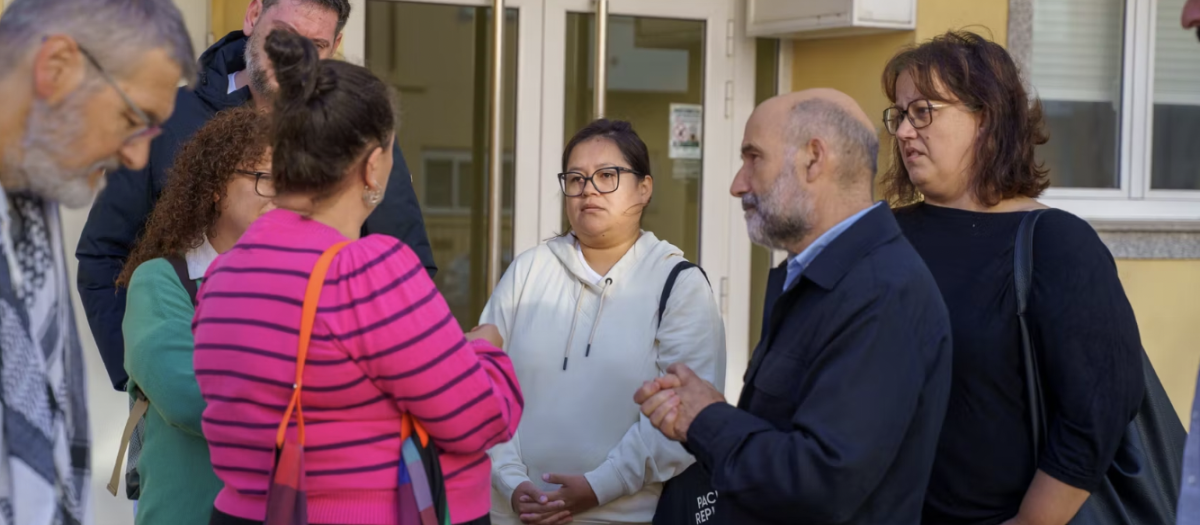 El diputado del BNG Néstor Rego con los afectados