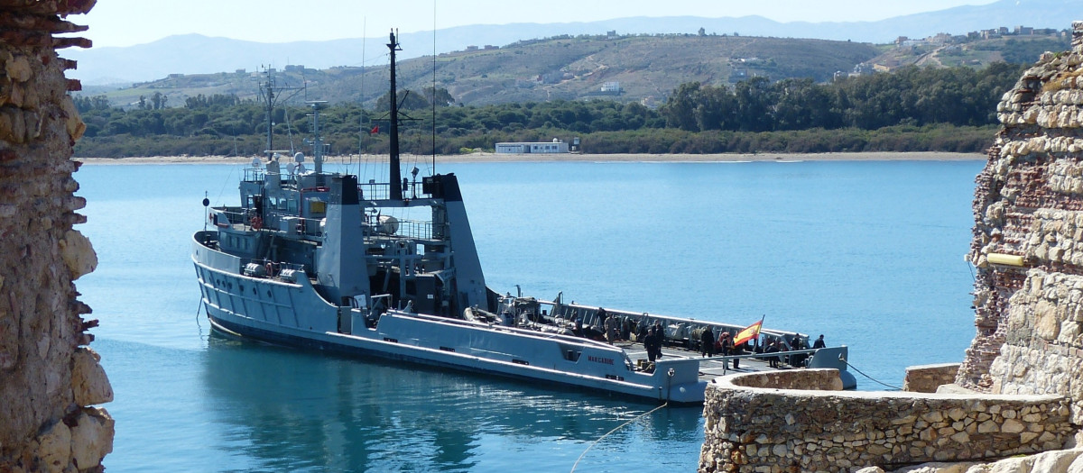 El buque auxiliar Mar Caribe de la Armada, en el peñón español de Alhucemas