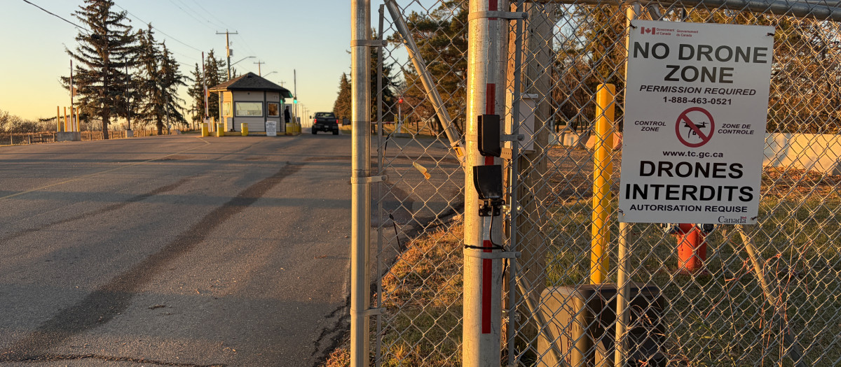 Entrada de la base militar Canadian Forces Base (CFB), en Wainwright, Alberta, Canadá