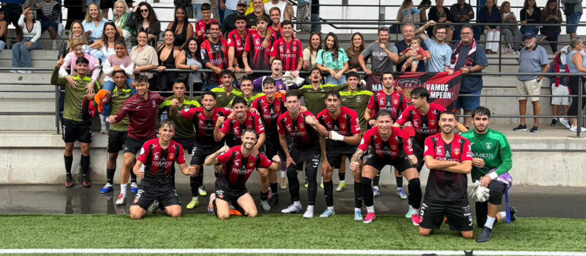 El conjunto pontanés celebrando con sus aficionados el triunfo en Las Palmas