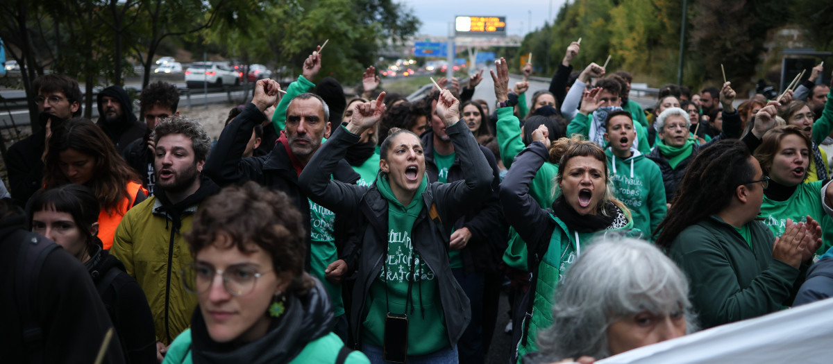 Profesores cortan la vía de servicio de la A3,