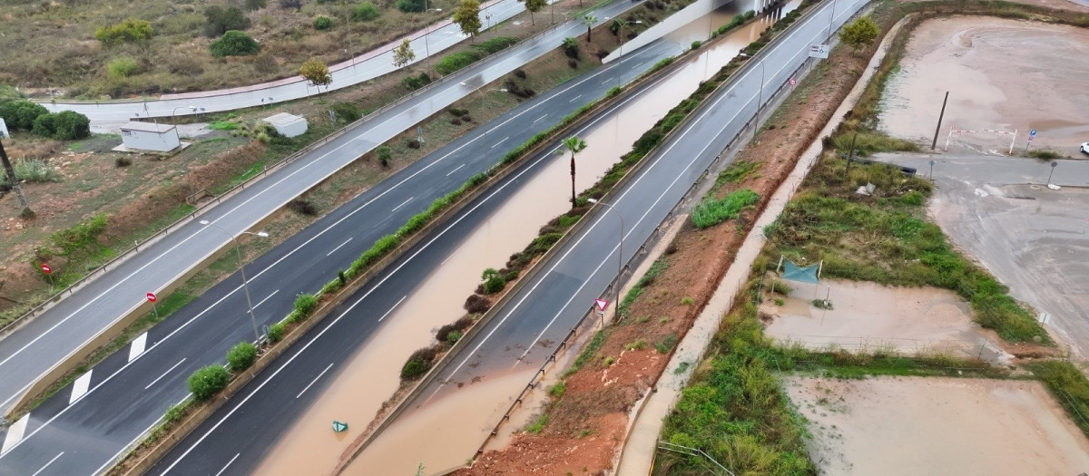Carretera del aeropuerto de Ibiza inundada por las lluvias de la dana Adam