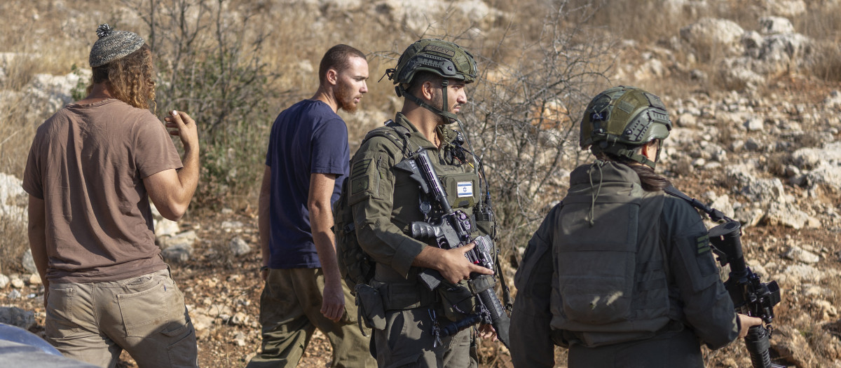 Soldados y colonos israelíes en Deir Abu Mashal, Cisjordania