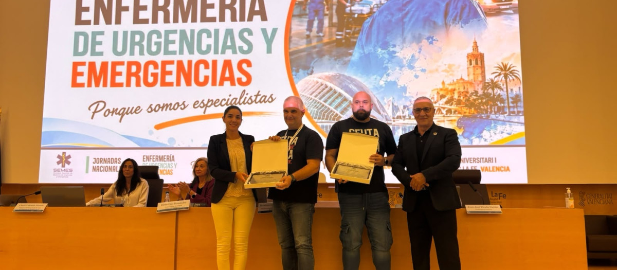Laura Almudéver y Juan José Tirado entregan dos placas de reconocimiento a Alejandro Artero García y Pascual Brieba del Río