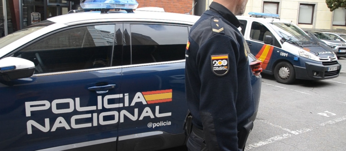 Un agente del CNP, en las dependencias policiales de León