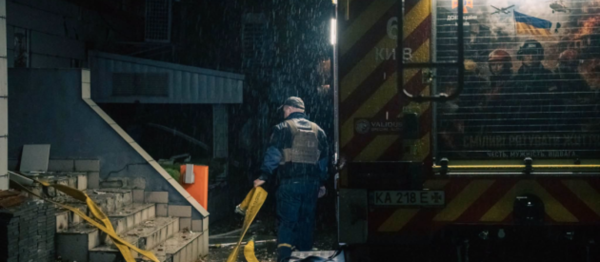 Bomberos de Kiev atienden la emergencia tras el bombardeo ruso