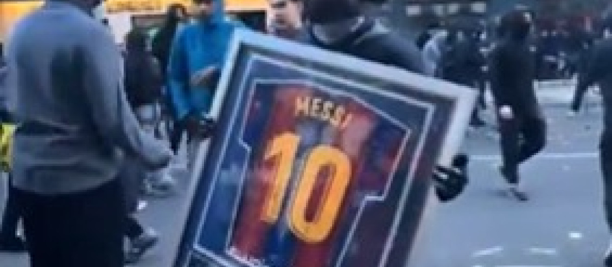 Los radicales de extrema izquierda robaron una camiseta firmada por Leo Messi
