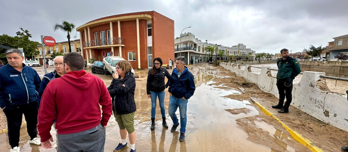 Imagen del subdelegado del Gobierno en Alicante, Manuel Pineda (c), durante una visita a la zona afectada por las lluvias de la dana Adam en la comarca de la Marina Alta