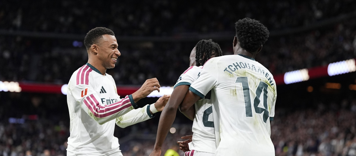 El Real Madrid celebra el cuarto gol ante el Sevilla, obra de Yan Diomande