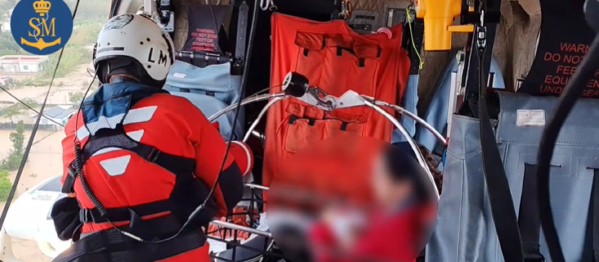 Imagen tomada este lunes de un rescate de Salvamento Marítimo en helicóptero en Oliva tras la dana Adam