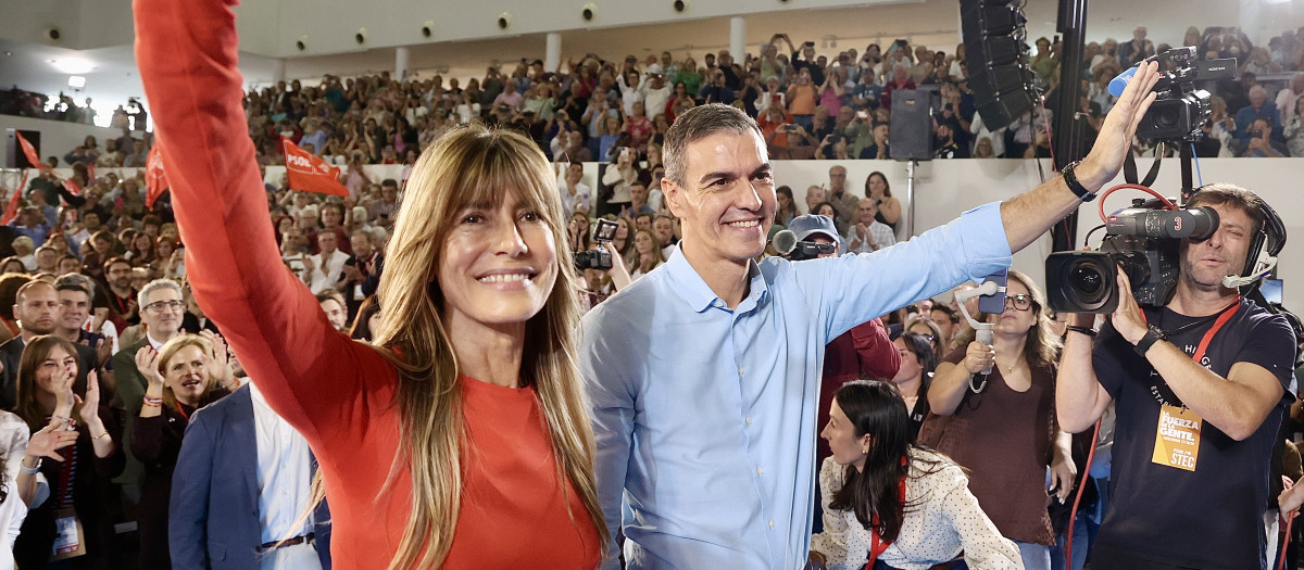 Begoña Gómez y Pedro Sánchez, este sábado, en un mitin, en Fuenlabrada (Madrid)
