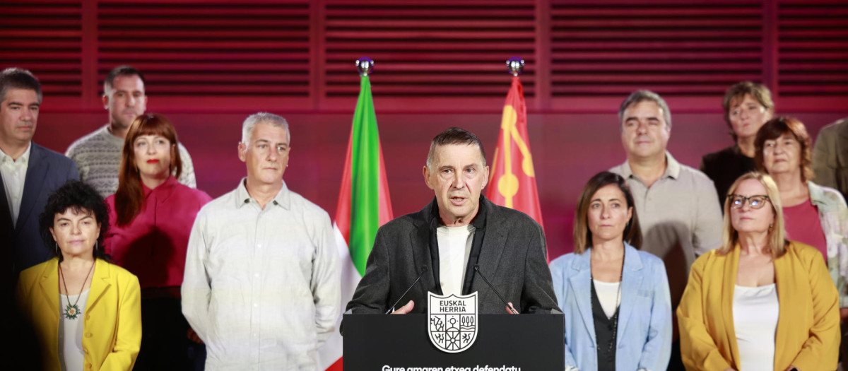 GRAFCAV858. SAN SEBASTIÁN (ESPAÑA), 19/10/2026.- El secretario general de EH Bildu, Arnaldo Otegi (c), presenta este lunes a los candidatos de la coalición para las próximas elecciones generales durante un acto celebrado en San Sebastián. EFE/Juan Herrero.