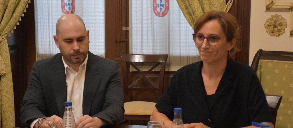 La ministra de Sanidad, Mónica García, acompañada del exdelegado del Gobierno en Ceuta, Miguel Ángel Pérez