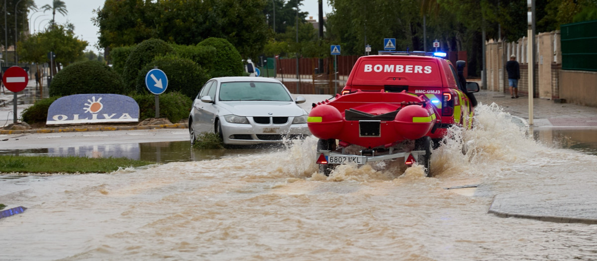 Imagen de los Bomberos realizando tareas de rescate tras las inundaciones por la dana Adam e Oliva (Valencia).
