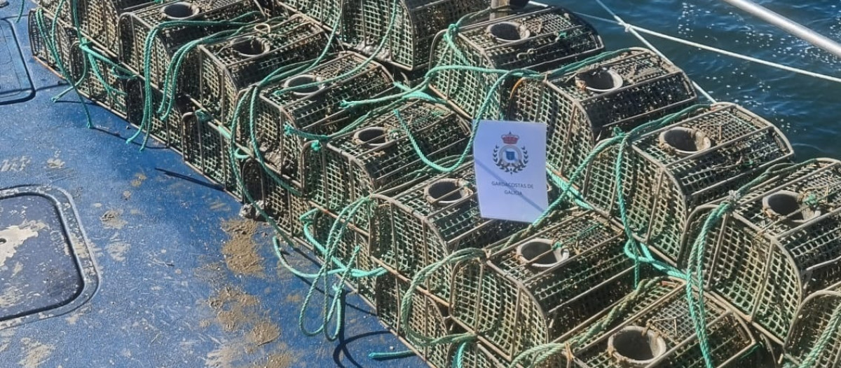 Guardacostas retiró en la última semana 371 nasas ilegales de las costas gallegas