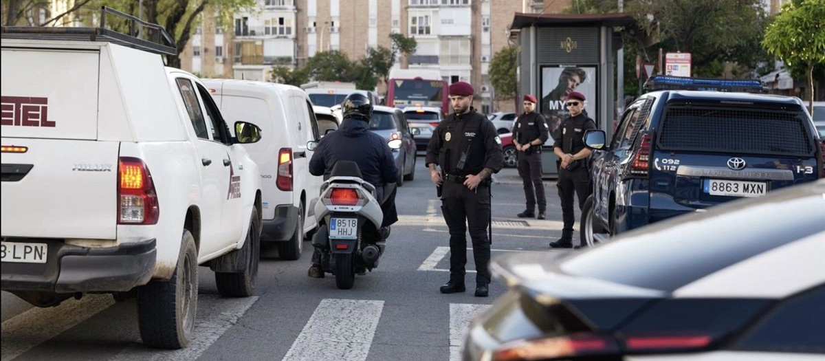 Agentes del GAR de la Policía Local de Sevilla, en El Cerezo
