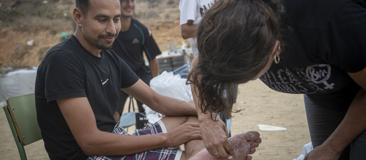 Varios migrantes en la frontera del Tarajal.