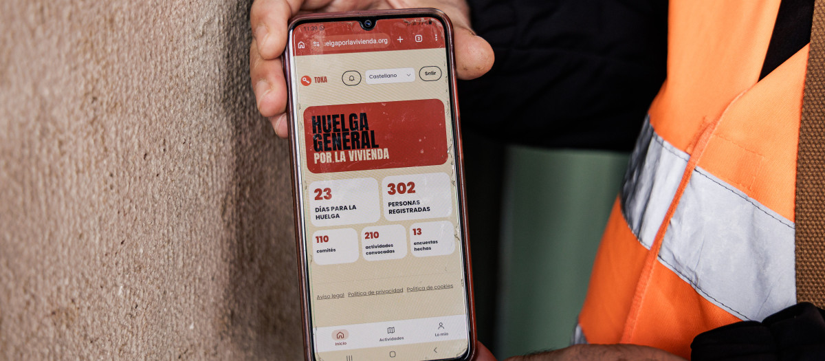 Un sindicalista muestra un móvil con información sobre la huelga del 11N