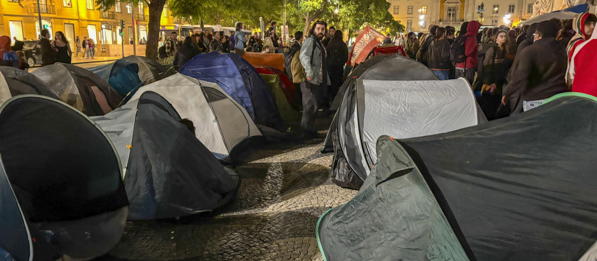 LISBOA, 19/10/2026.- Un grupo de varias decenas de ciclistas recorrió este lunes algunas de las principales calles de Lisboa en apoyo a la acampada en defensa de la vivienda asequible instalada desde el sábado en la turística plaza de D. Pedro IV, popularmente conocida como Rossio. EFE/Carlota Ciudad