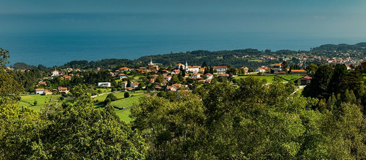 Vista de Somao, el Pueblo Ejemplar de Asturias con más de 20 casas de indianos
