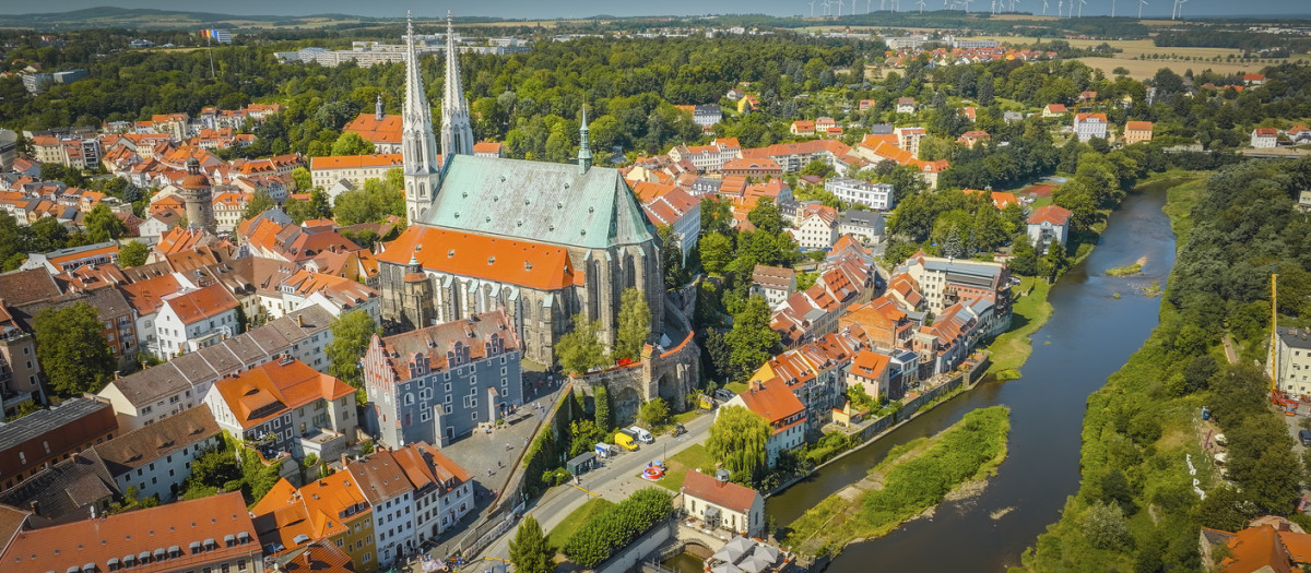 Vista aérea de Görlitz, su iglesia de San Pedro y San Pablo y el río Neisse