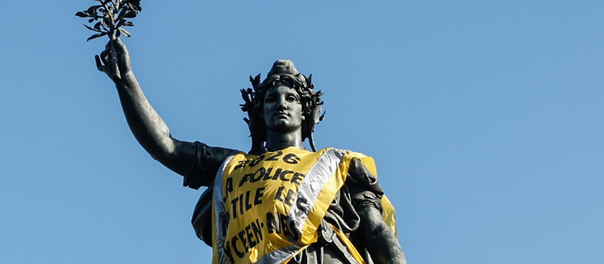 Estatua de la Marianne, símbolo de la Revolución Francesa, con un chaleco amarillo