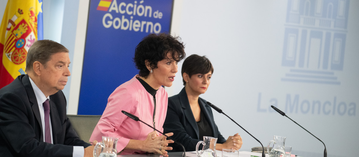 El ministro de Agricultura, Luis Planas, la ministra de Inclusión, Seguridad Social y Migraciones, Elma Saiz, y la ministra de Vivienda, Isabel Rodríguez, durante una rueda de prensa tras el Consejo de Ministros