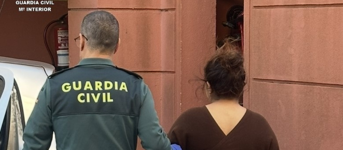 Detenida en Cangas (Pontevedra) una mujer de 29 años como presunta autora de varios hurtos y un delito continuado de estafa, con un perjuicio para las víctimas de más de 47.000 euros.

REMITIDA / HANDOUT por GUARDIA CIVIL
Fotografía remitida a medios de comunicación exclusivamente para ilustrar la noticia a la que hace referencia la imagen, y citando la procedencia de la imagen en la firma
20/10/2026