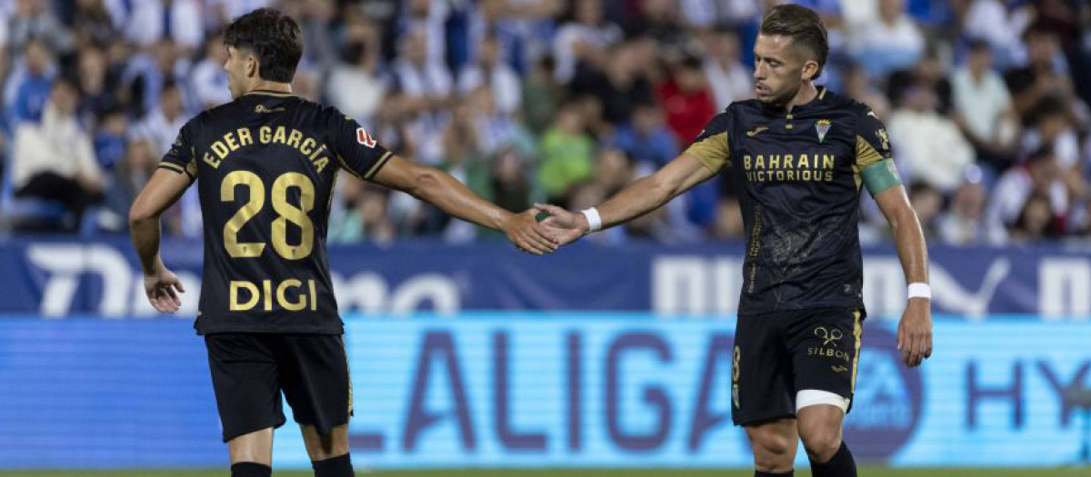Isma Ruiz se saluda con Eder García tras una jugada en Butarque