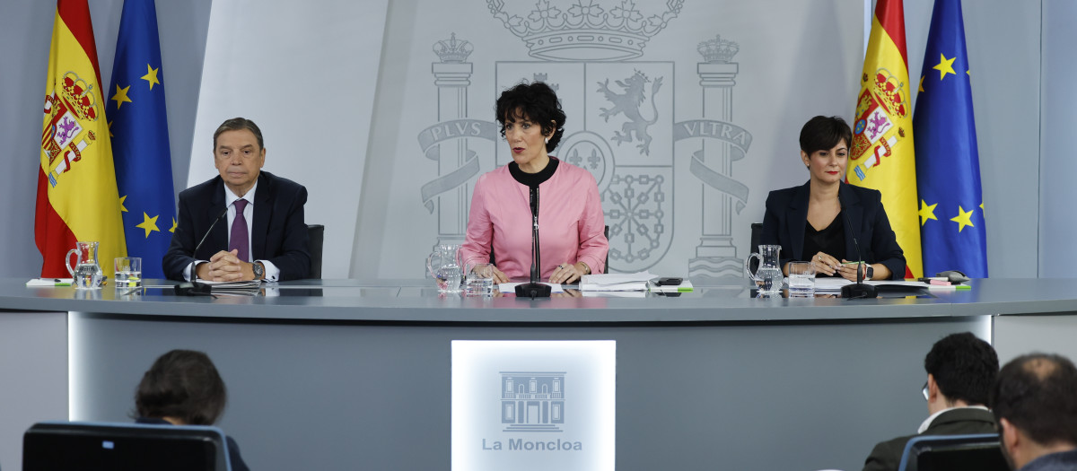 La portavoz del Gobierno, flanqueada por los ministros Luis Planas e Isabel Rodríguez