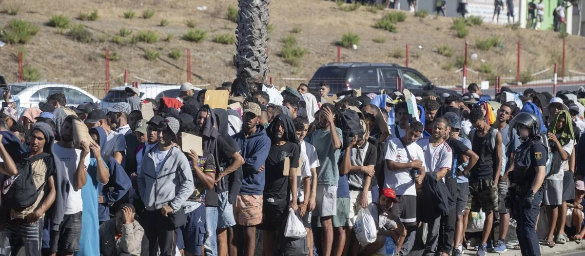 Las largas colas de migrantes han sido una tónica general en Ceuta