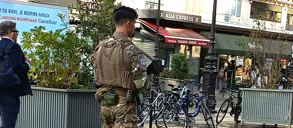 Un militar de la Unidad Sentinelle patrulla en las calles de París